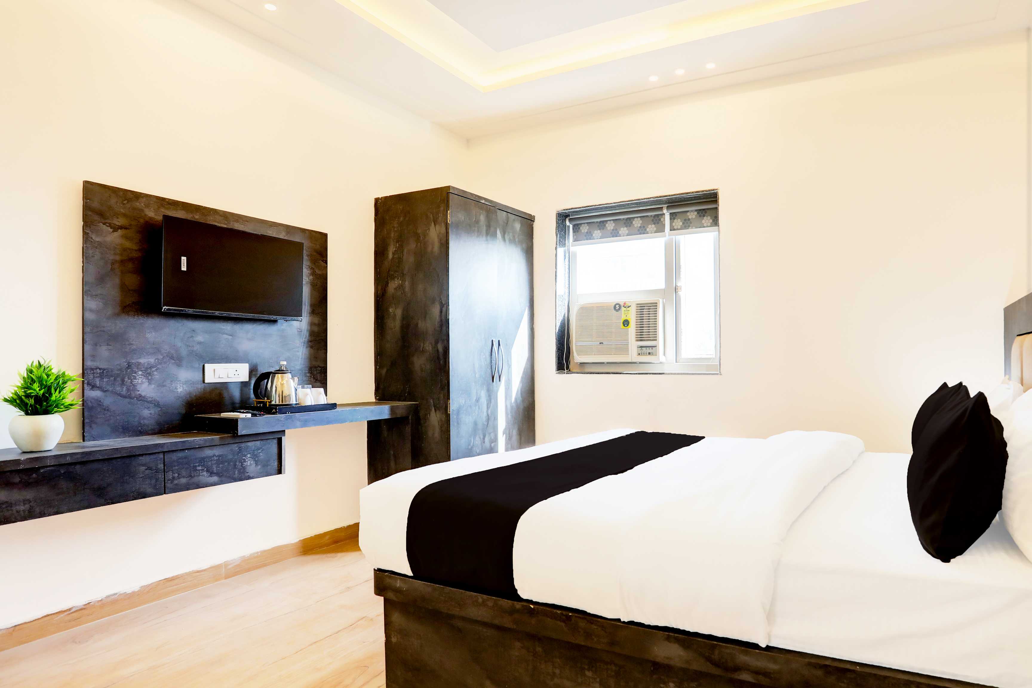 Super Townhouse Pahadiya - Tap to explore photos