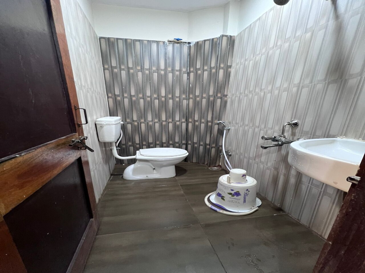 Hotel Convivial Stay - Tap to explore photos