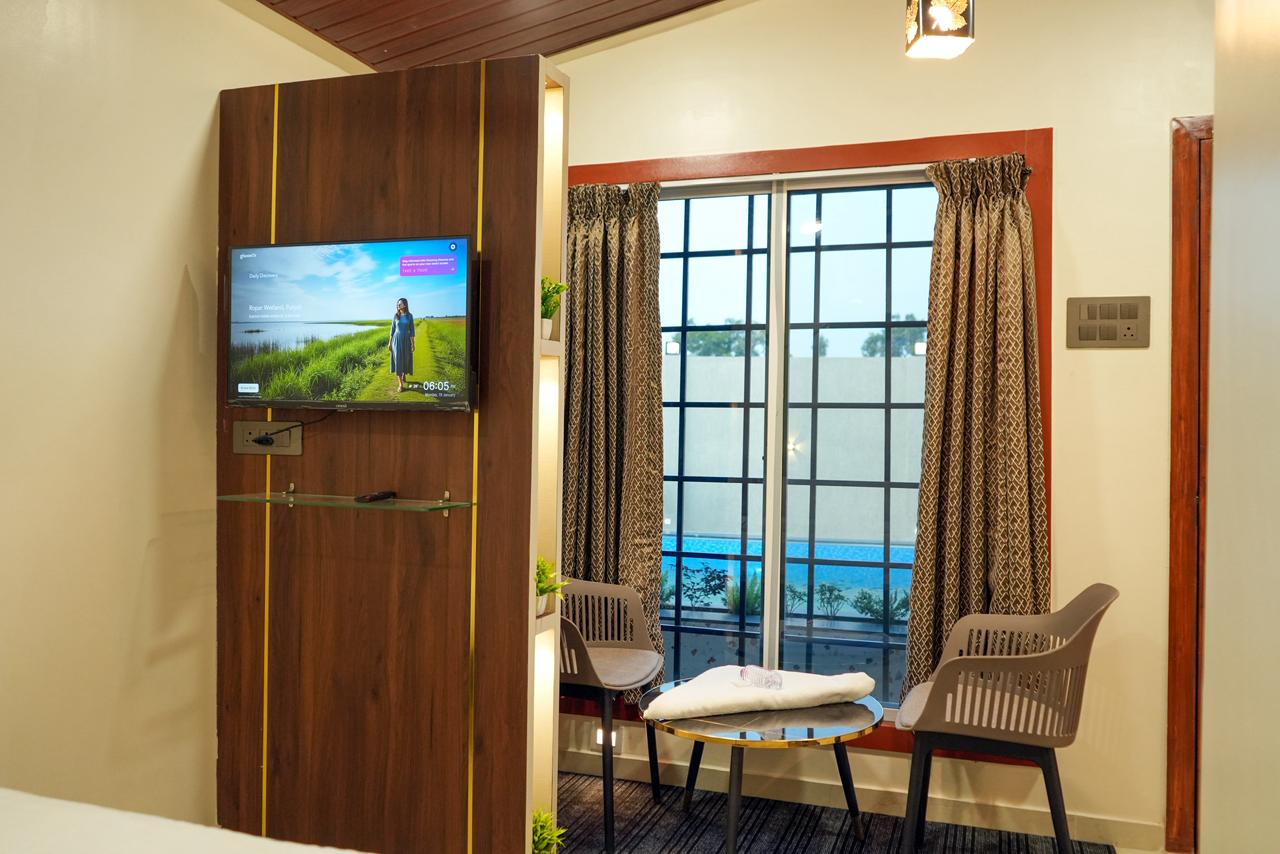 Luxury room with pool view 1
