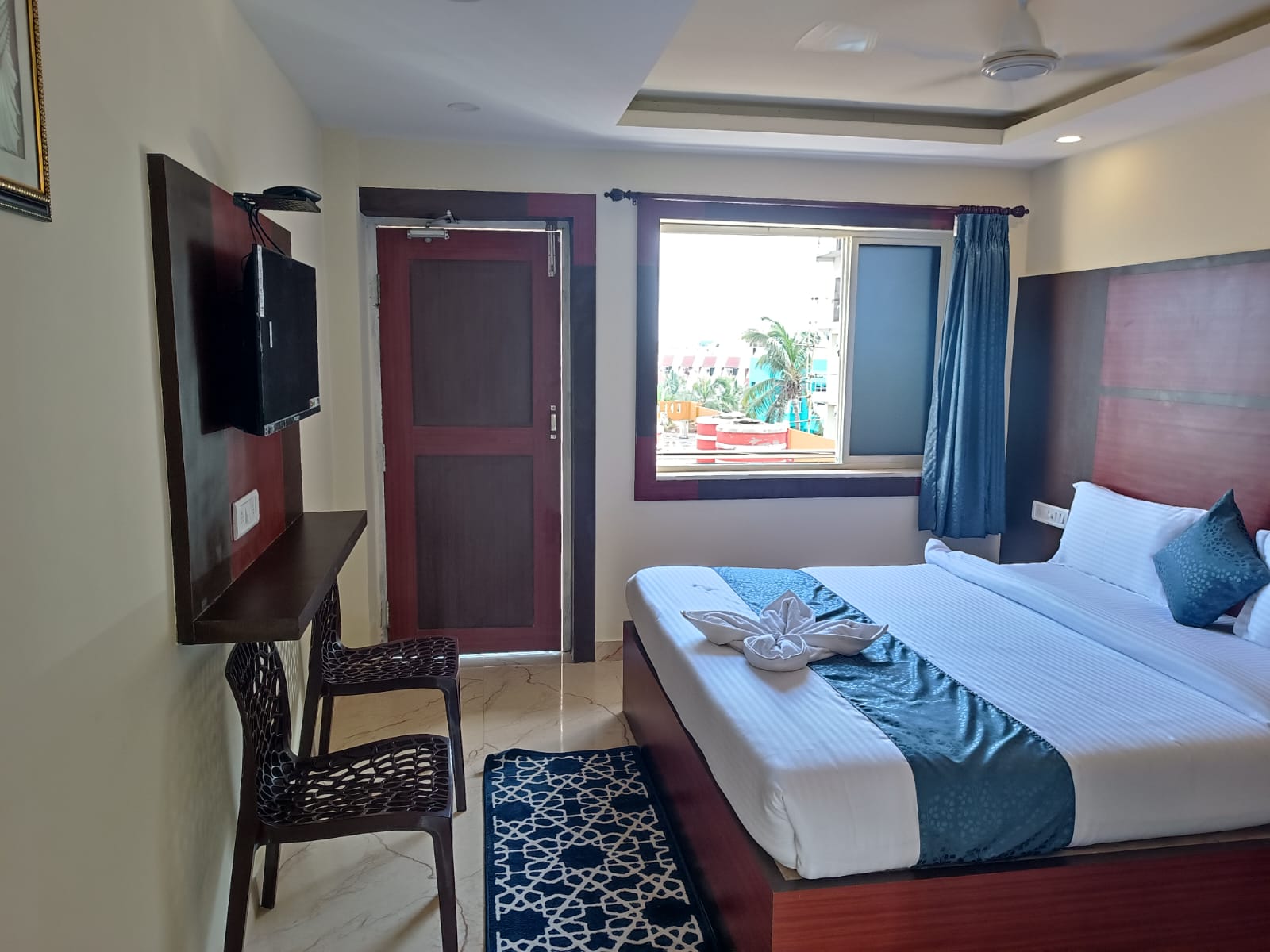MOM HOTEL,200 meters from Golden Beach - Tap to explore photos