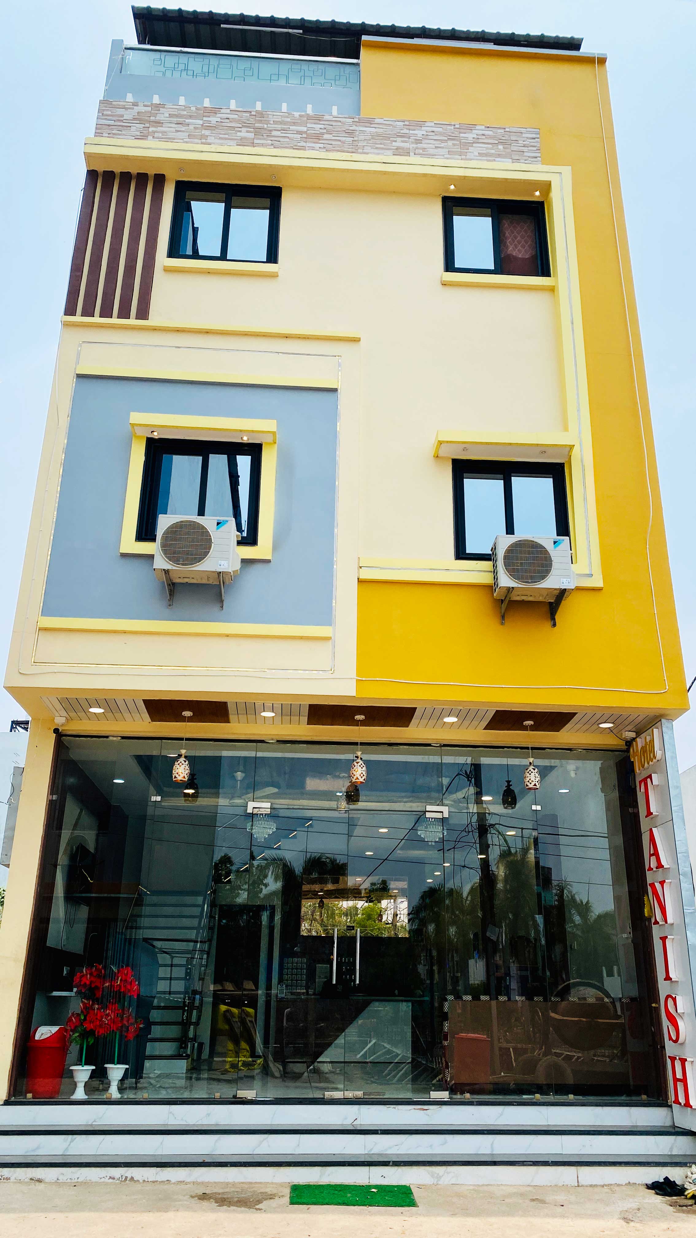 Hotel Tanish - Tap to explore photos