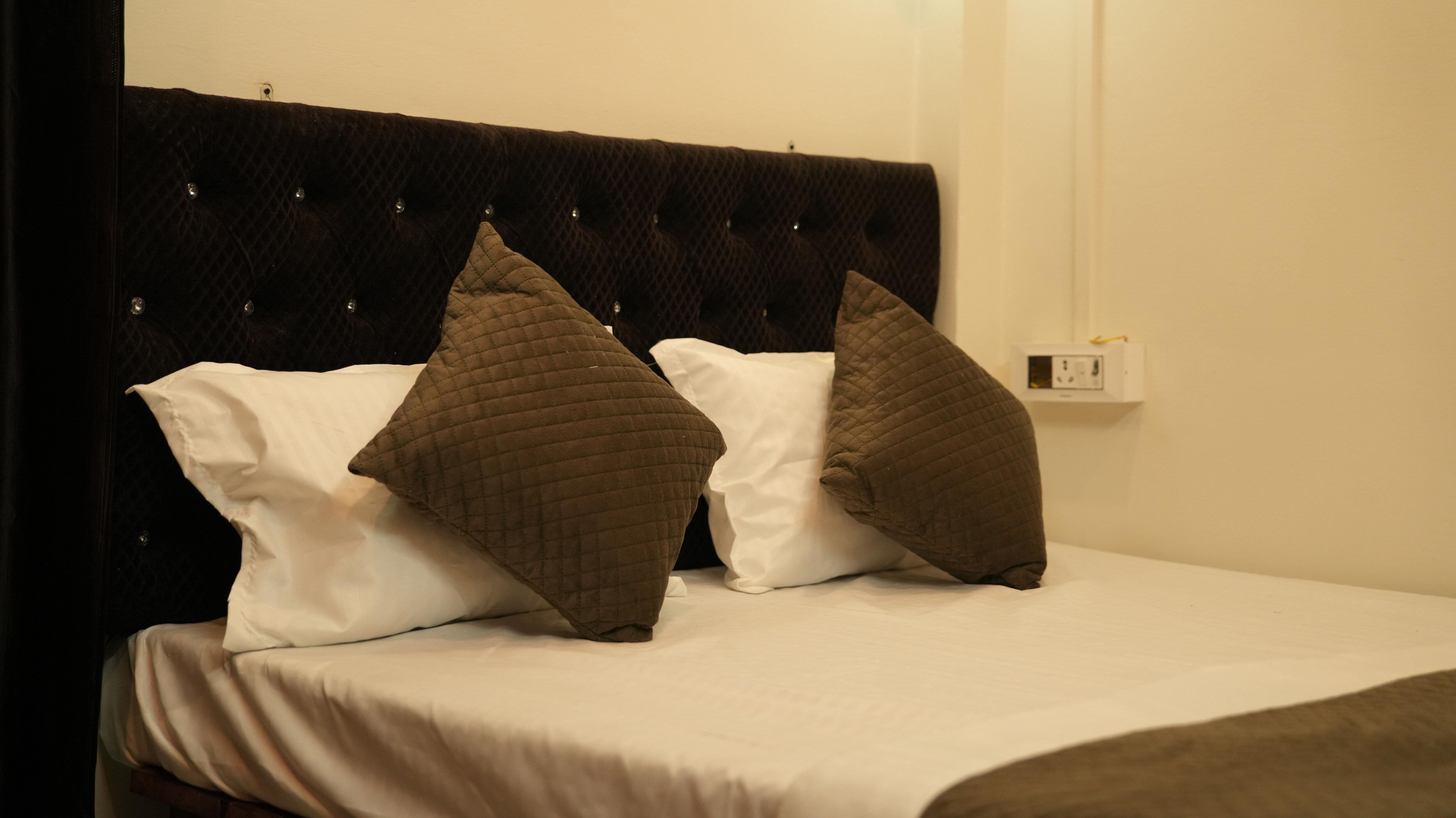 THE NAMAMI GANGE HOME STAY - Tap to explore photos