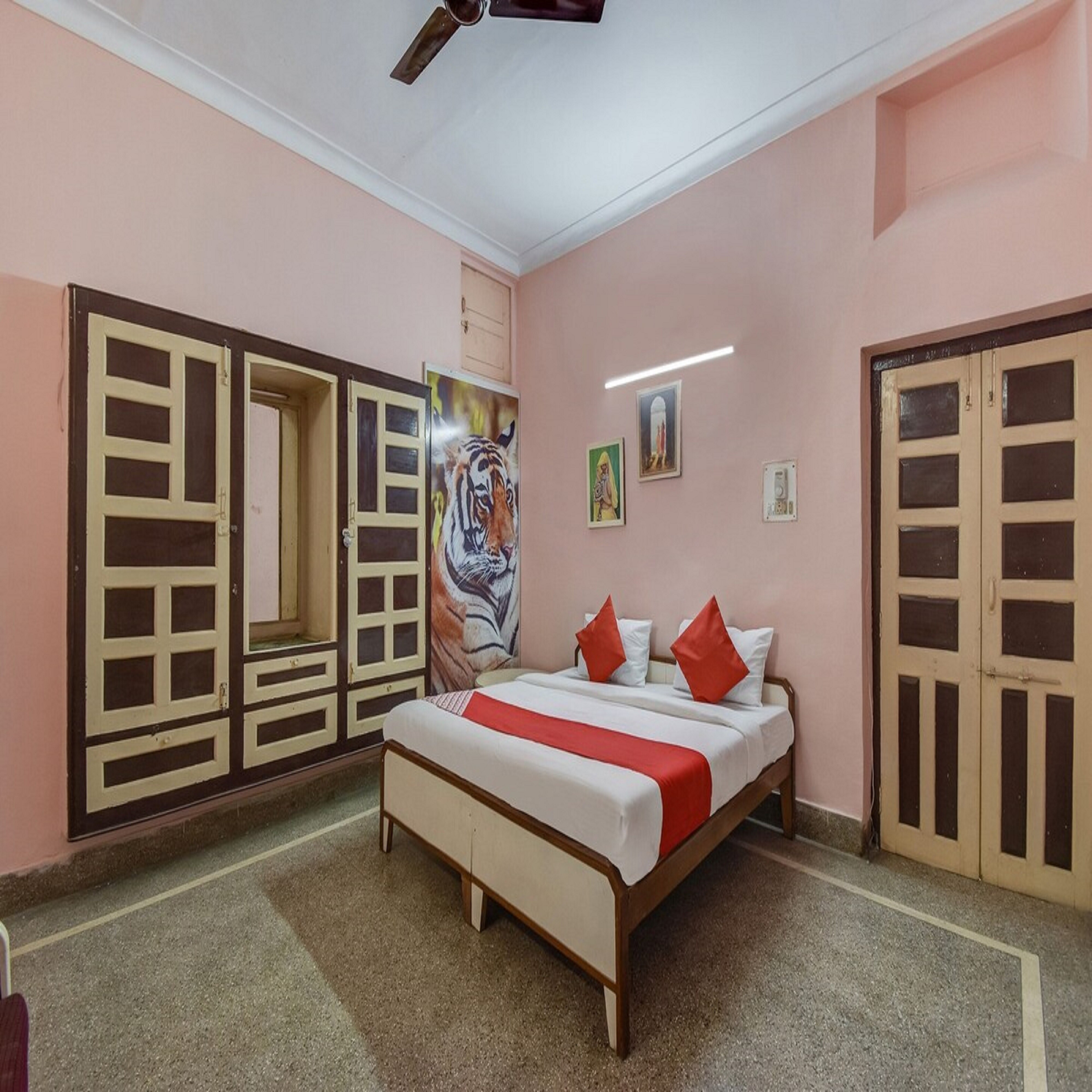 Hotel Yuvraj(Kothi Rao) - Tap to explore photos