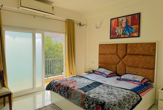 Peaceful Suite: Luxury with Balcony & Washroom