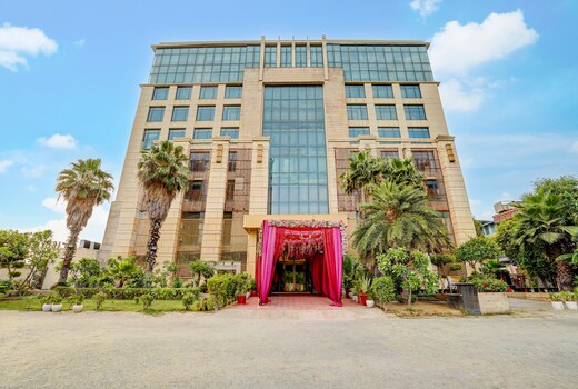 Palette A Lux Corporate Townhouse Near 3 Minutes Kaushambi Metro Station