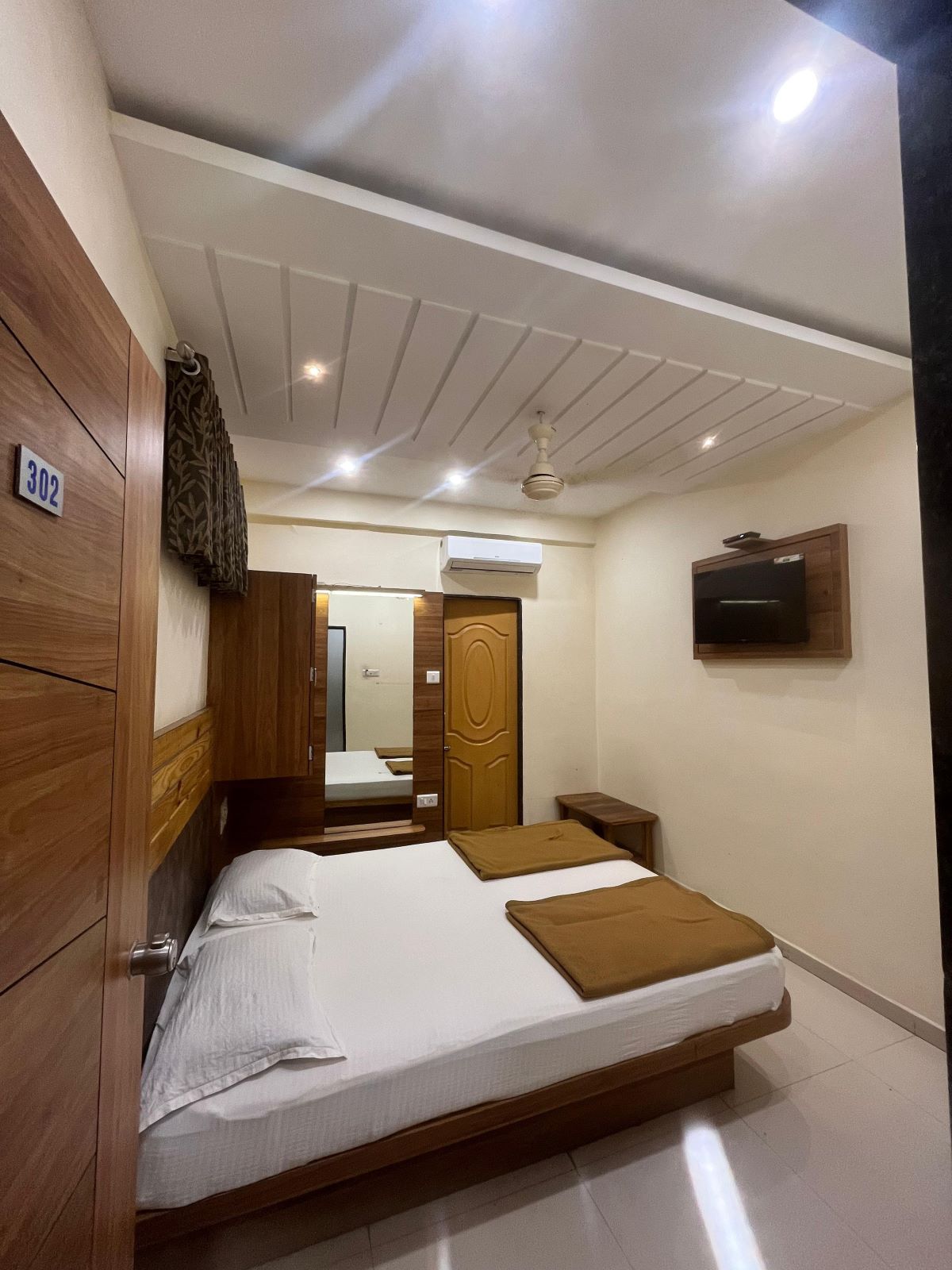 Deluxe 2 Bed Room Ac 1