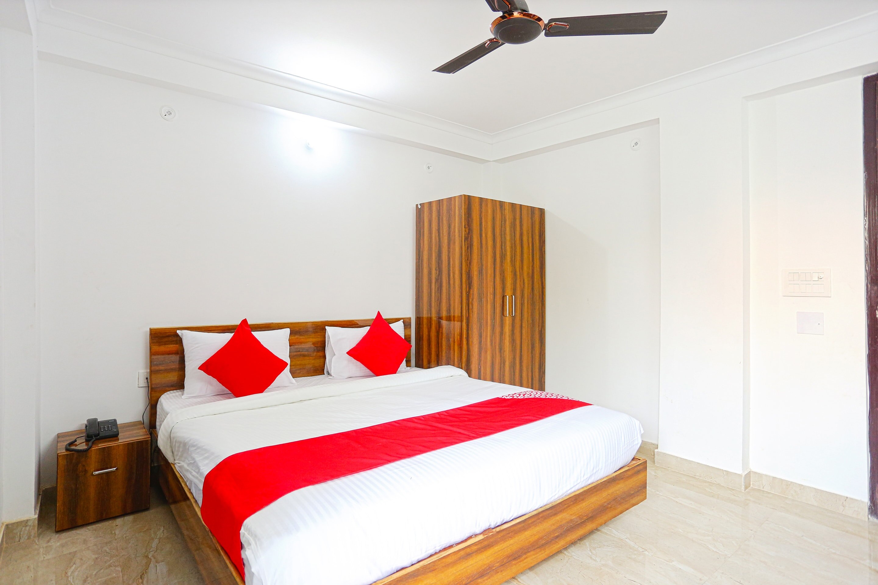 Hotel O Dream Connect Near Omaxe Celebration Mall - Tap to explore photos