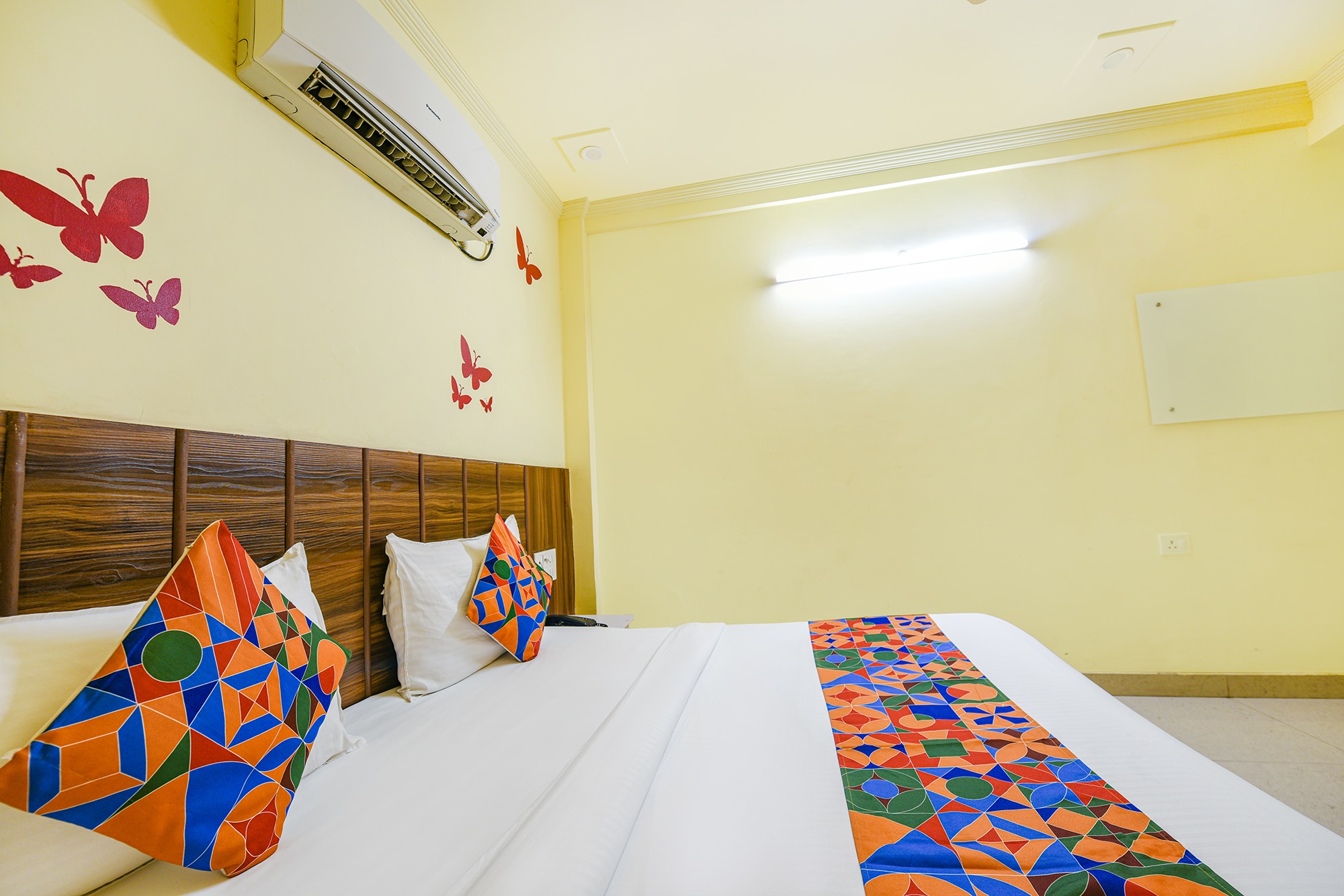 FabHotel Ishtara Auberge - Nr. Yashobhoomi Convention Centre - Tap to explore photos