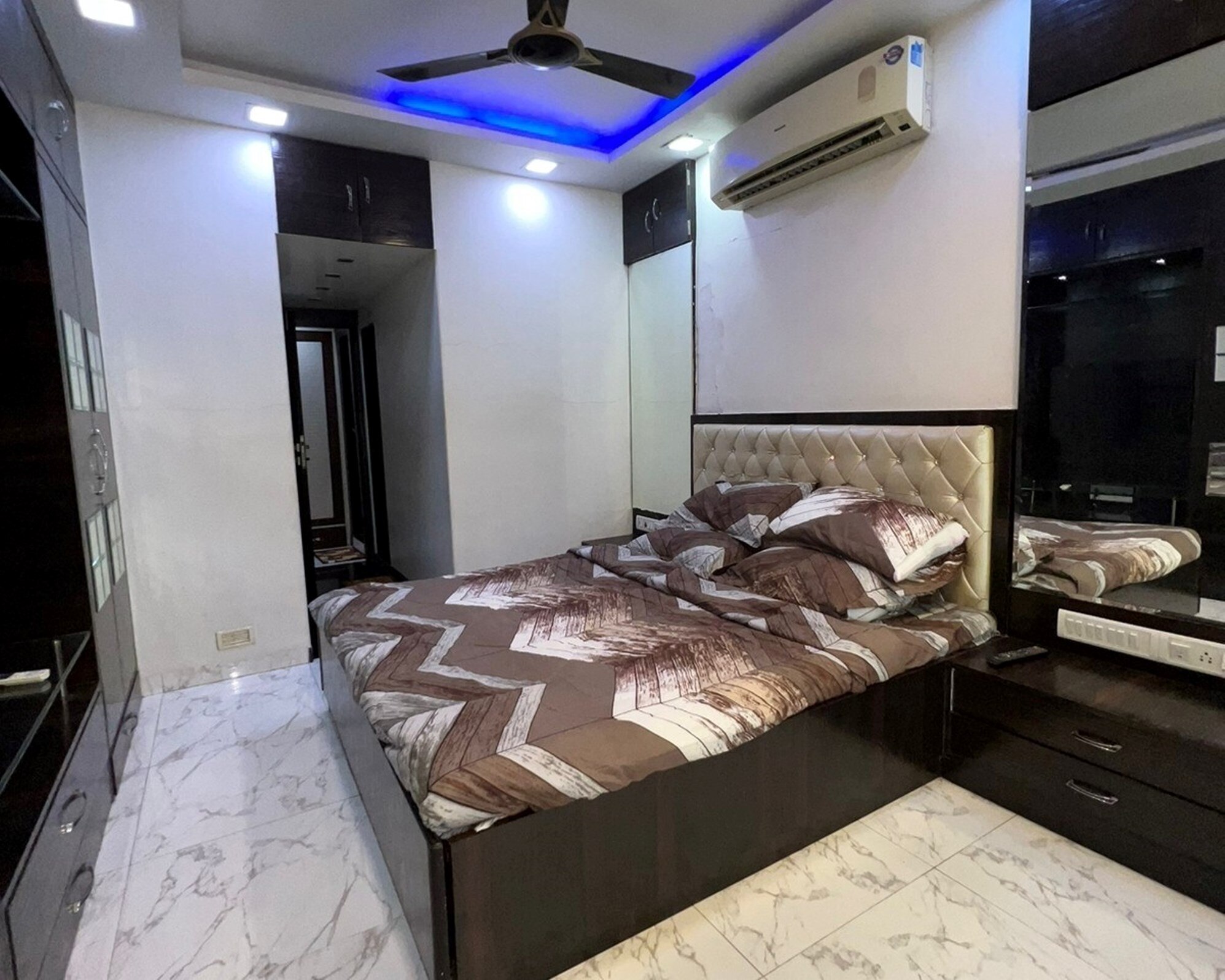 Modern 2bhk in main Lokhandwala - Tap to explore photos