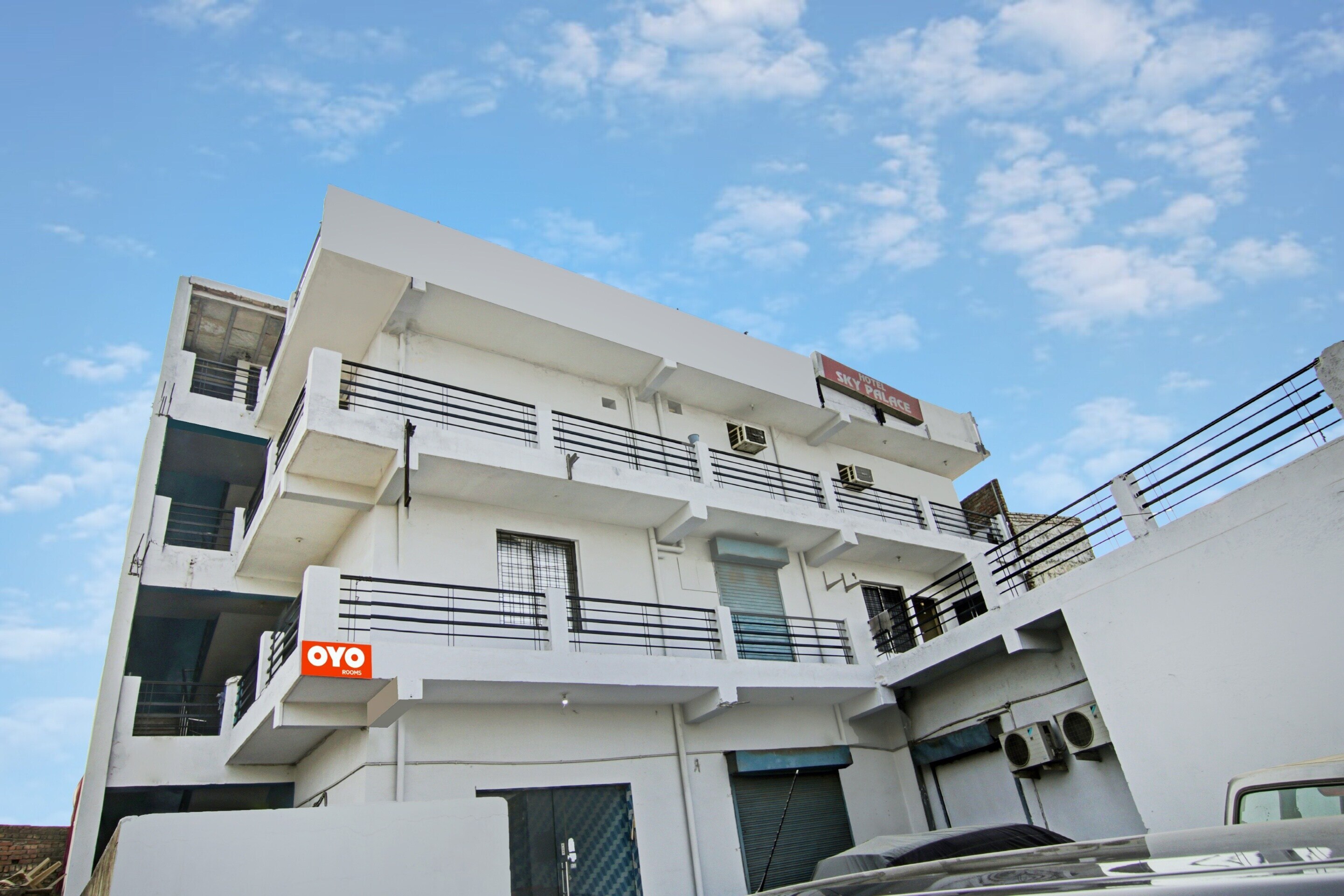 Hotel O View Sky Near Indira Gandhi International Airport - Tap to explore photos