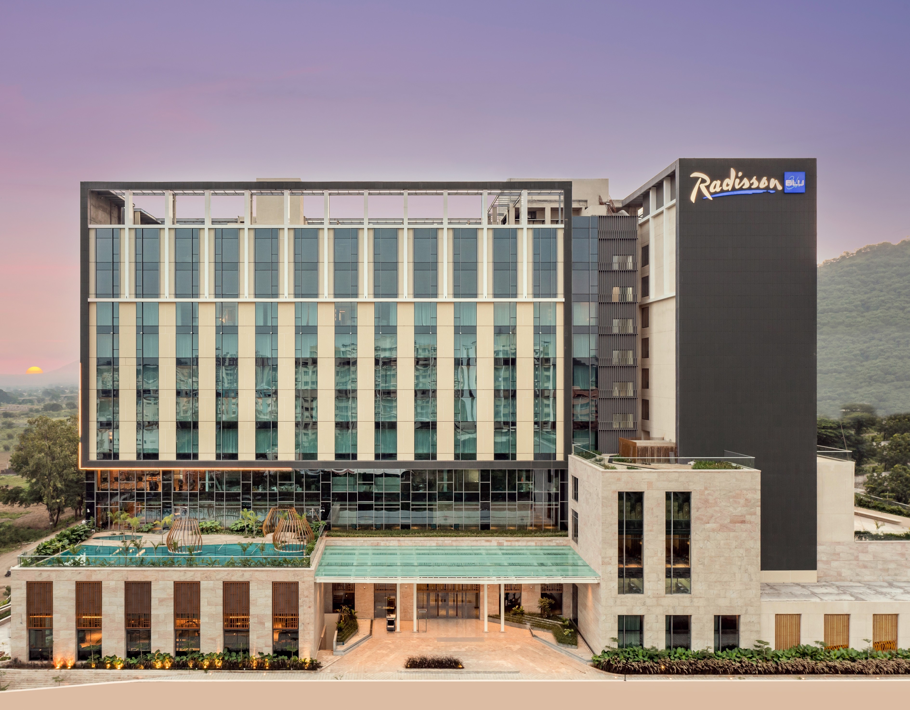 Radisson Blu Hotel & Spa Nashik Best Rates on Nashik Hotel Deals ...