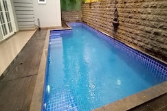 BOUTIQUE 2BHK FRENCH CONDO WIFI  POOL ASSAGAO, Goa