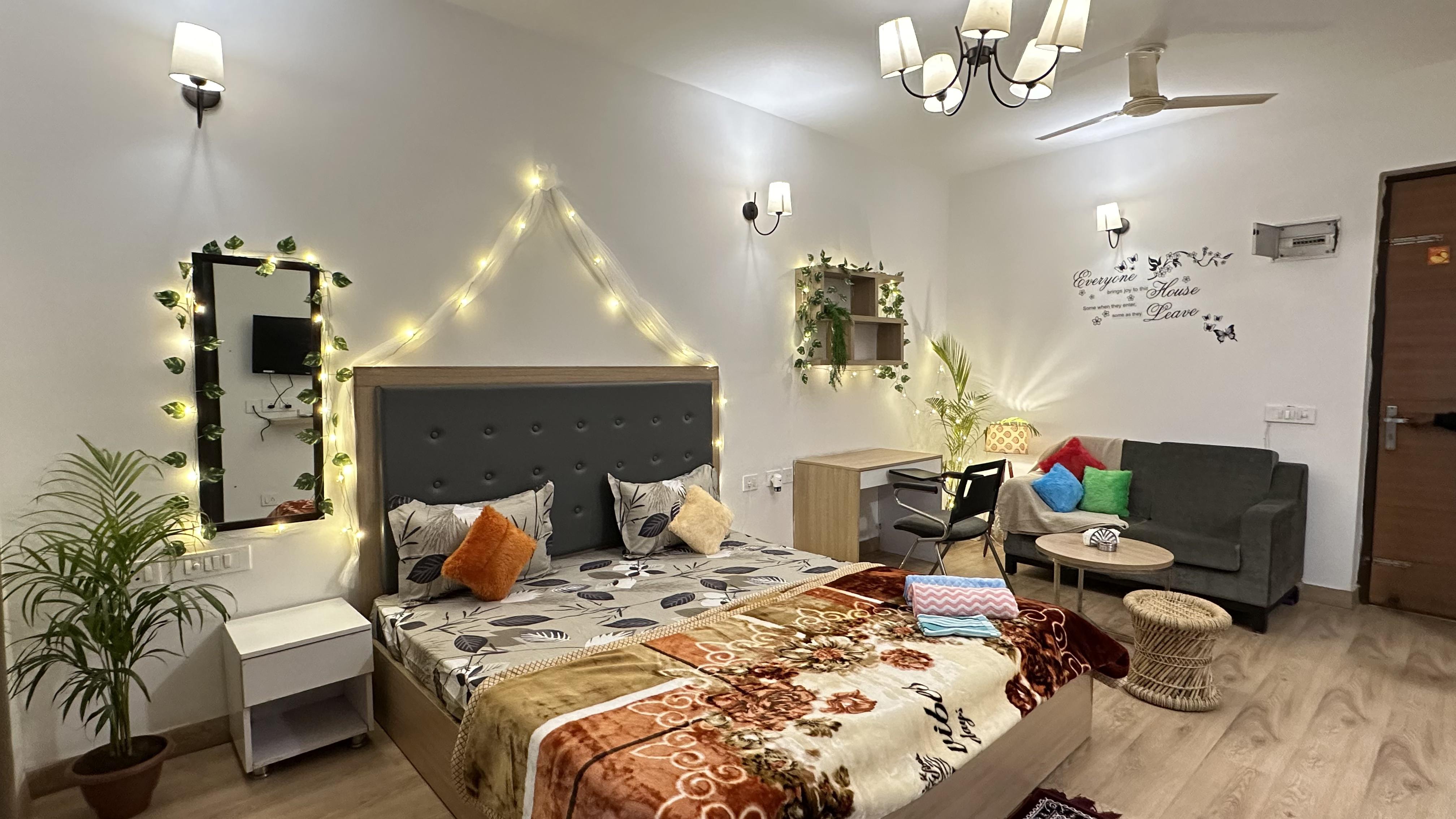 Ivoryy |CLOUD 1 STAYS Cheerful Stay in Noida 168 - Tap to explore photos