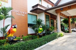 Chaophayathara Riverside, Manorom