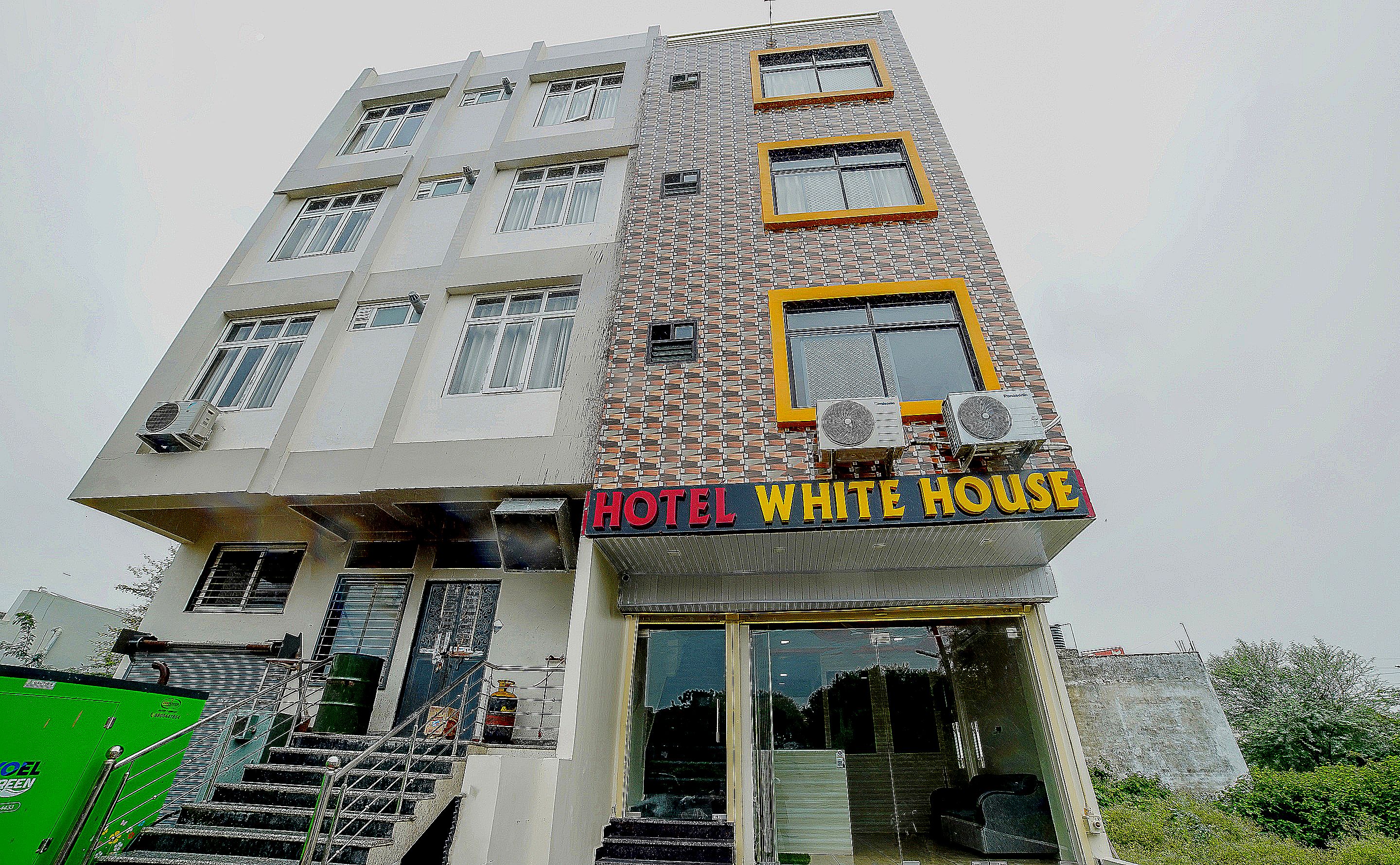 Hotel White House - Tap to explore photos