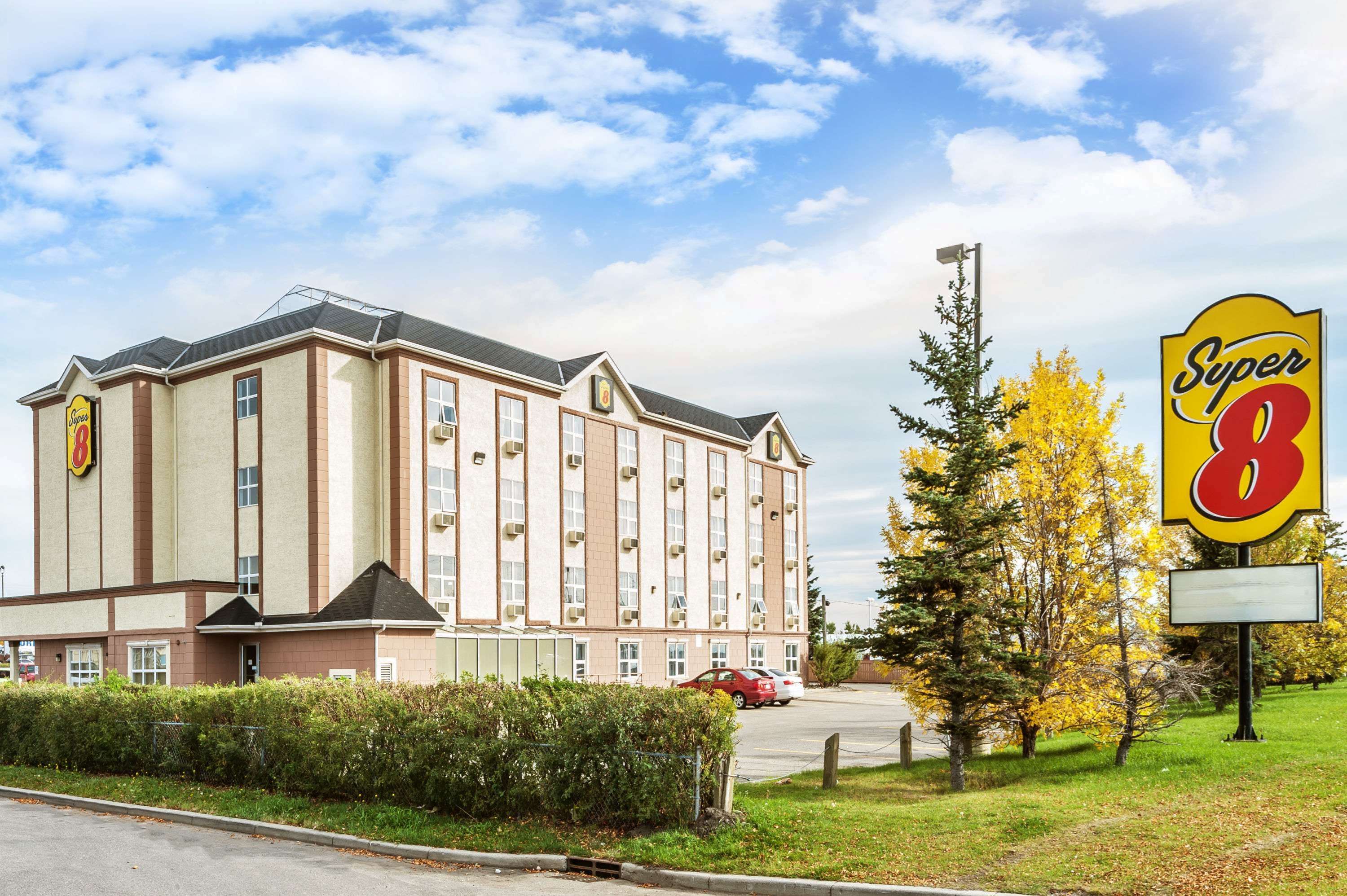 Super 8 by Wyndham Calgary/Airport - Tap to explore photos