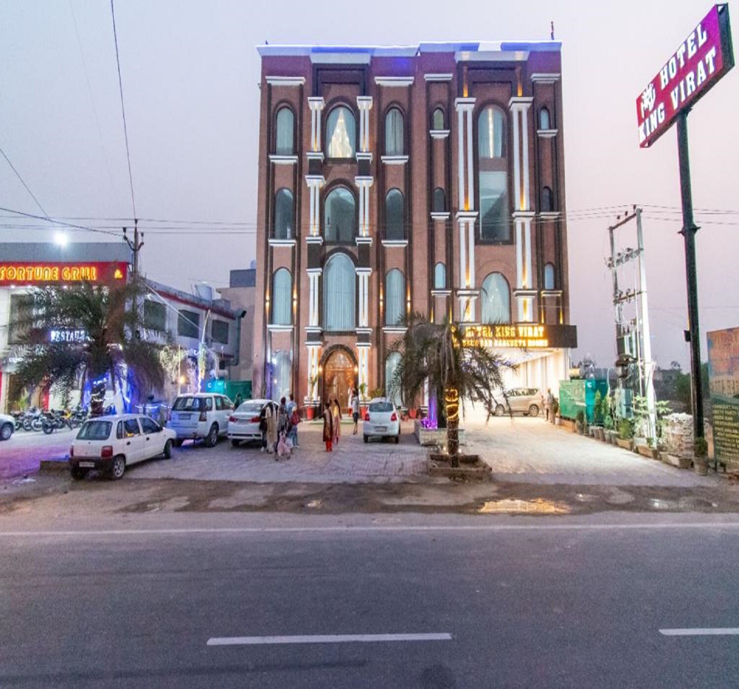 Hotel Kingvirat - Tap to explore photos