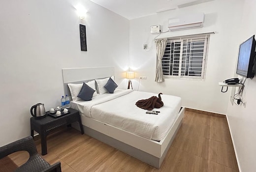 The Base Inn | 1Km to Serenity Beach