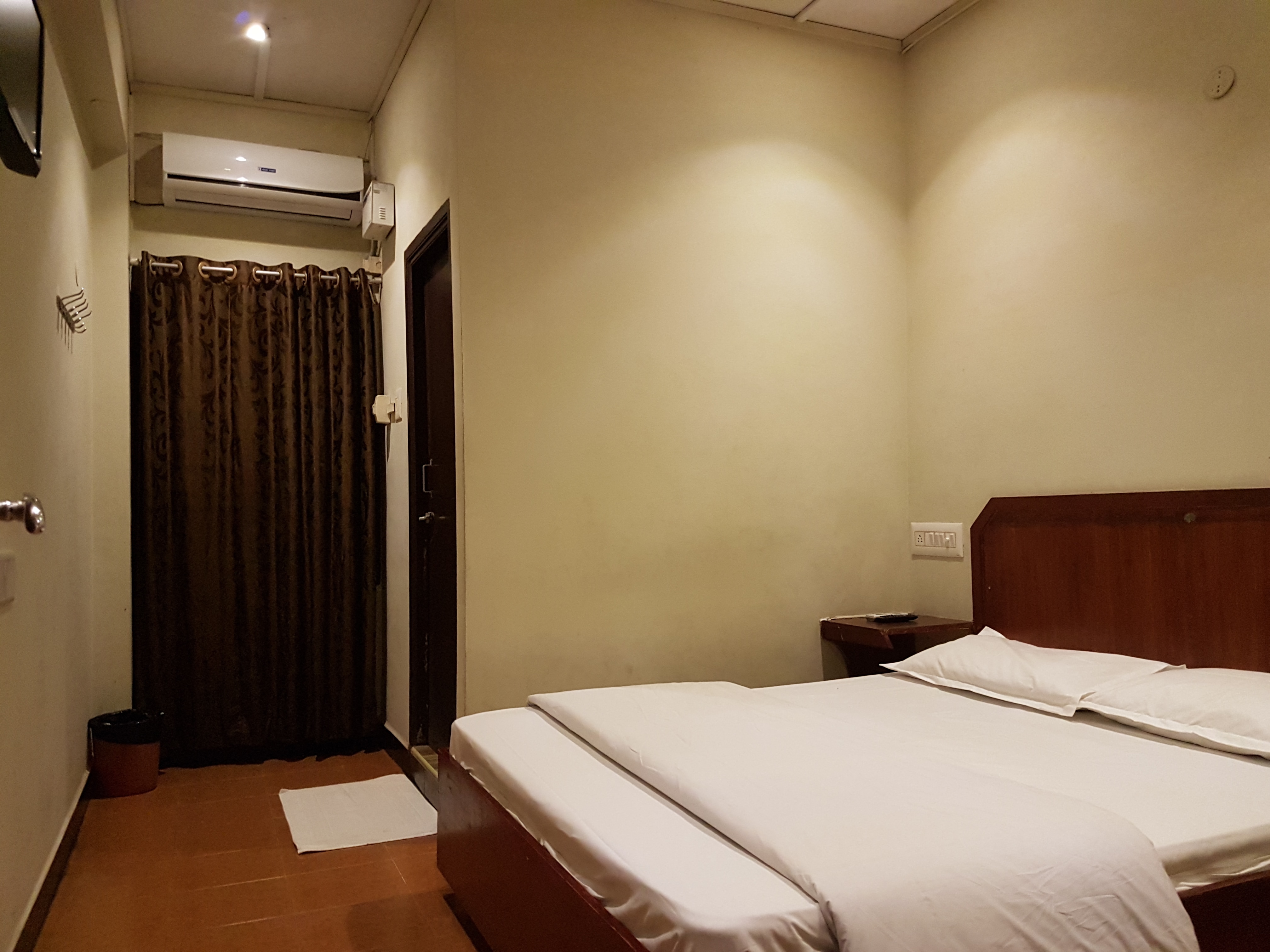 DELUXE HOTEL - CHENNAI AIRPORT - Tap to explore photos