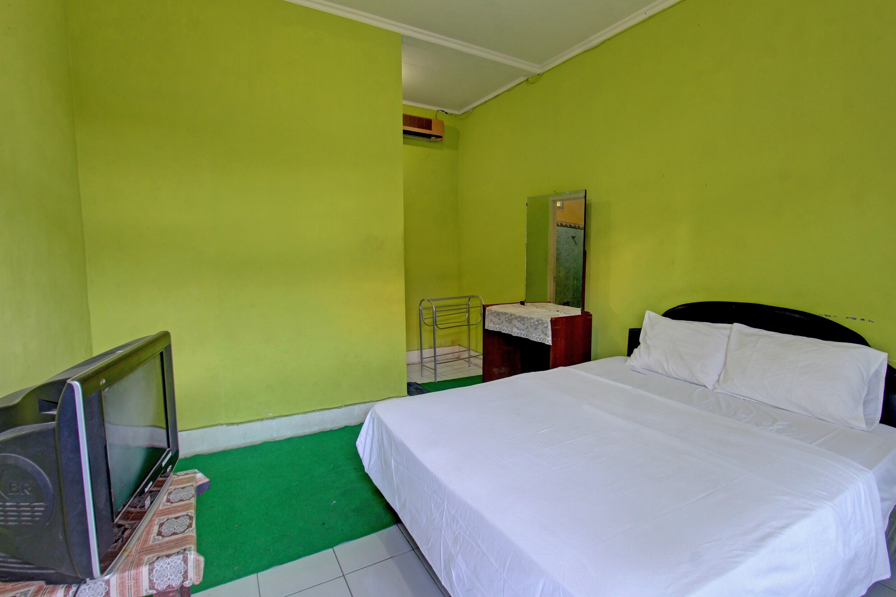 OYO 92849 Hotel Dienda Hayu - Tap to explore photos