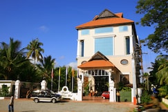 Regant Lake Palace Hotel, Karunagappally