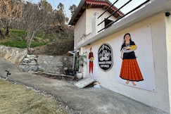 Pahadi Pind Cottage 2BR in Mukteshwar with Fireplace, Almora