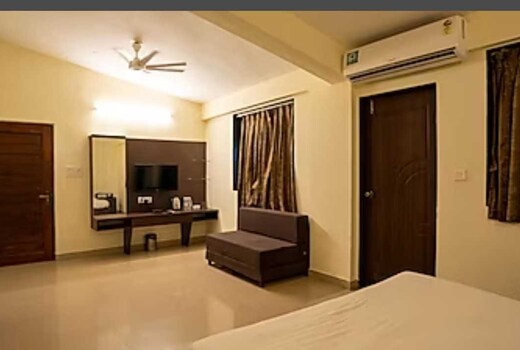 Collection O E Candolim Beach Resort