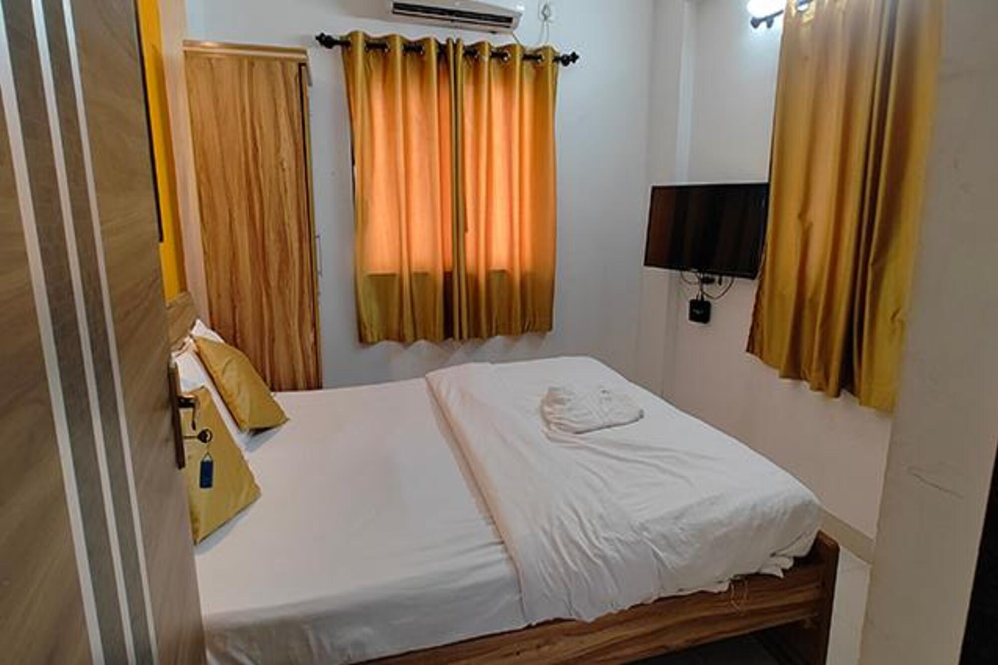 FabHotel The Digamber Inn - Tap to explore photos