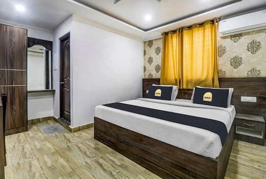Townhouse OAK SRK White Inn Near Ragigudda Sri Prasanna Anjaneyaswamy Temple