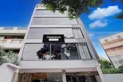 Super Townhouse Preet Vihar Metro Station, Delhi