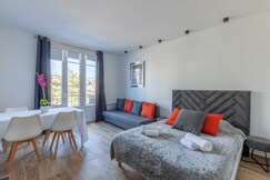 Studio sleeps 4 with terrace, 500m Place Morny, Calvados