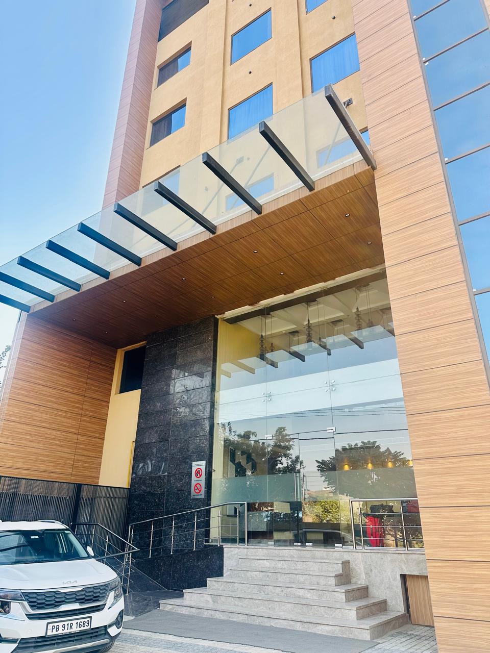 Best Western Swaran Amritsar - Tap to explore photos