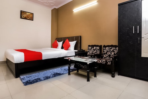 Collection O Ramji Grand Near Tdi Mall