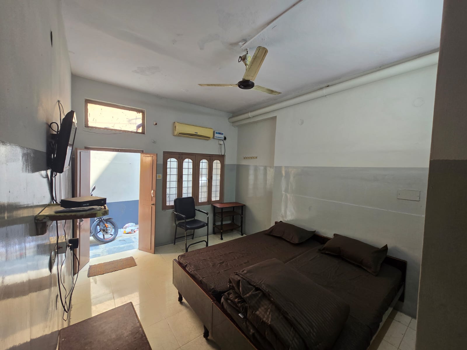 Jaideep executive boys hostel - Tap to explore photos