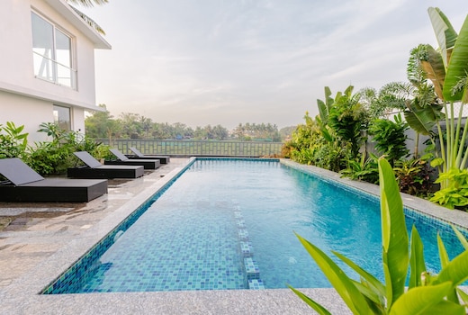 Humble Pineapple at Calangute by Da Alohas