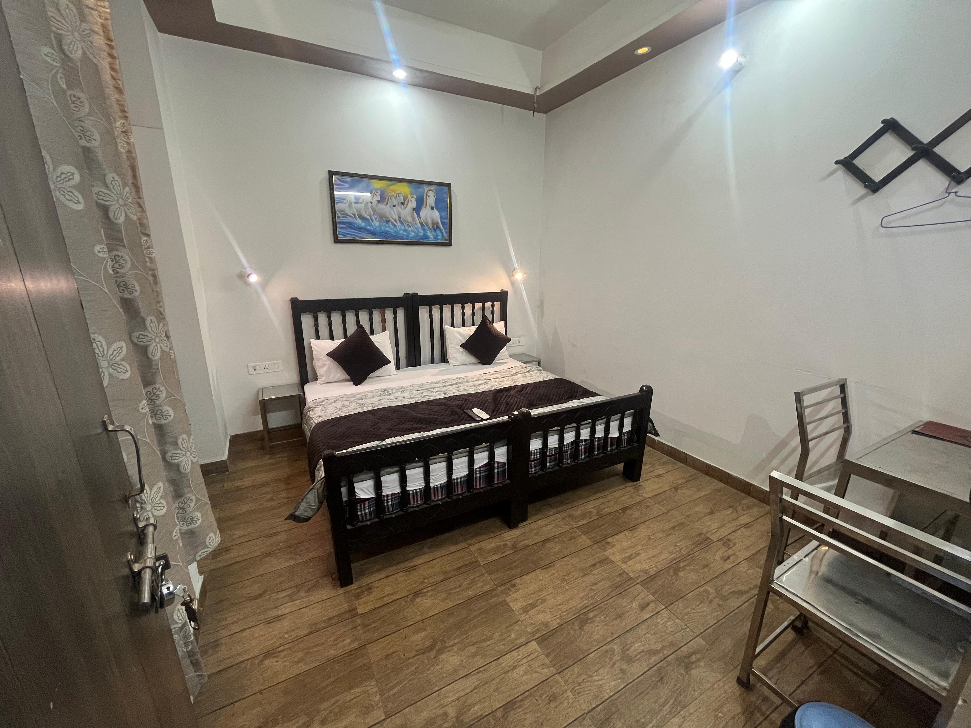 Luxury Taj Home Stay - Tap to explore photos