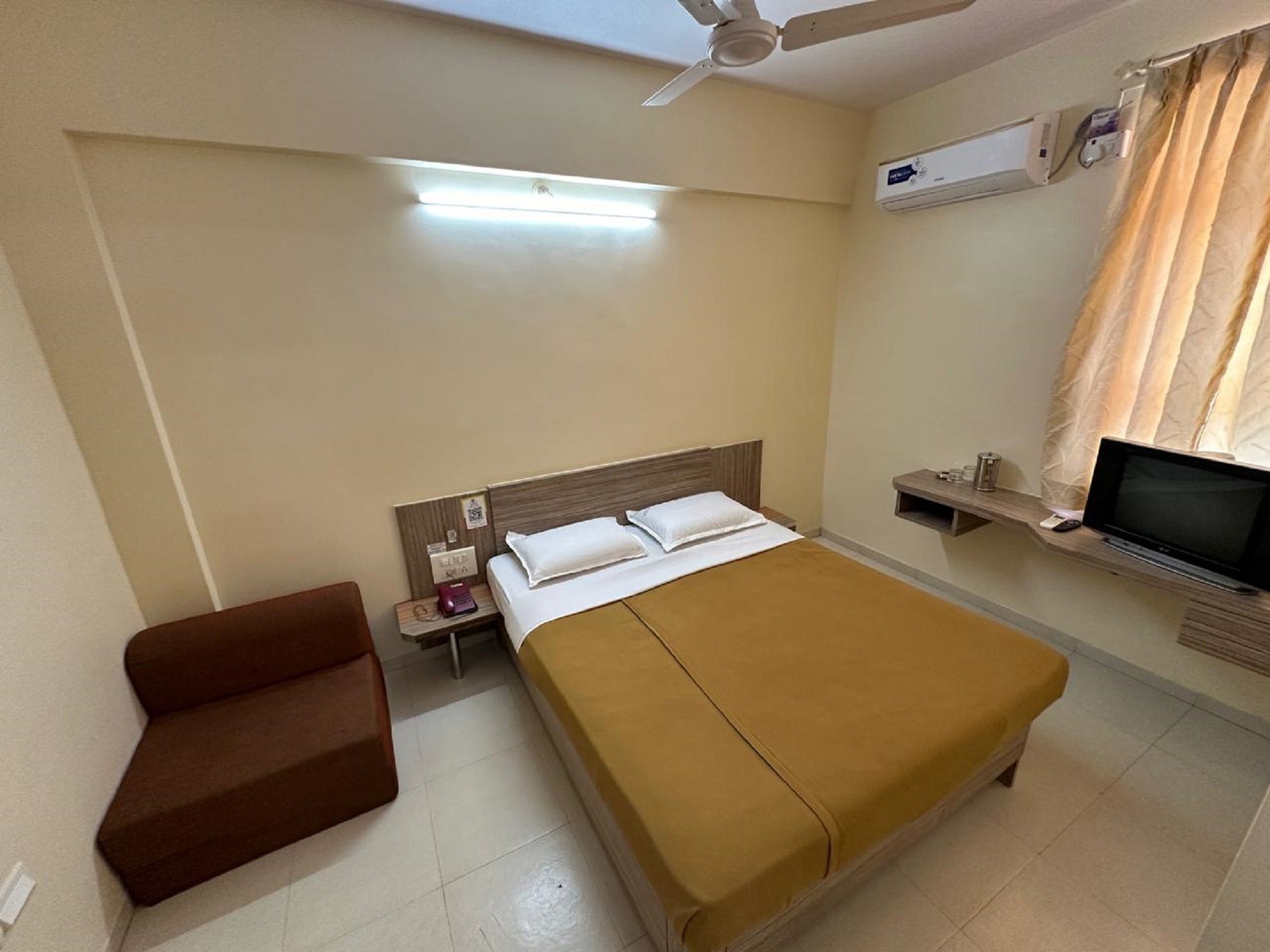 Hotel Vivek - Tap to explore photos