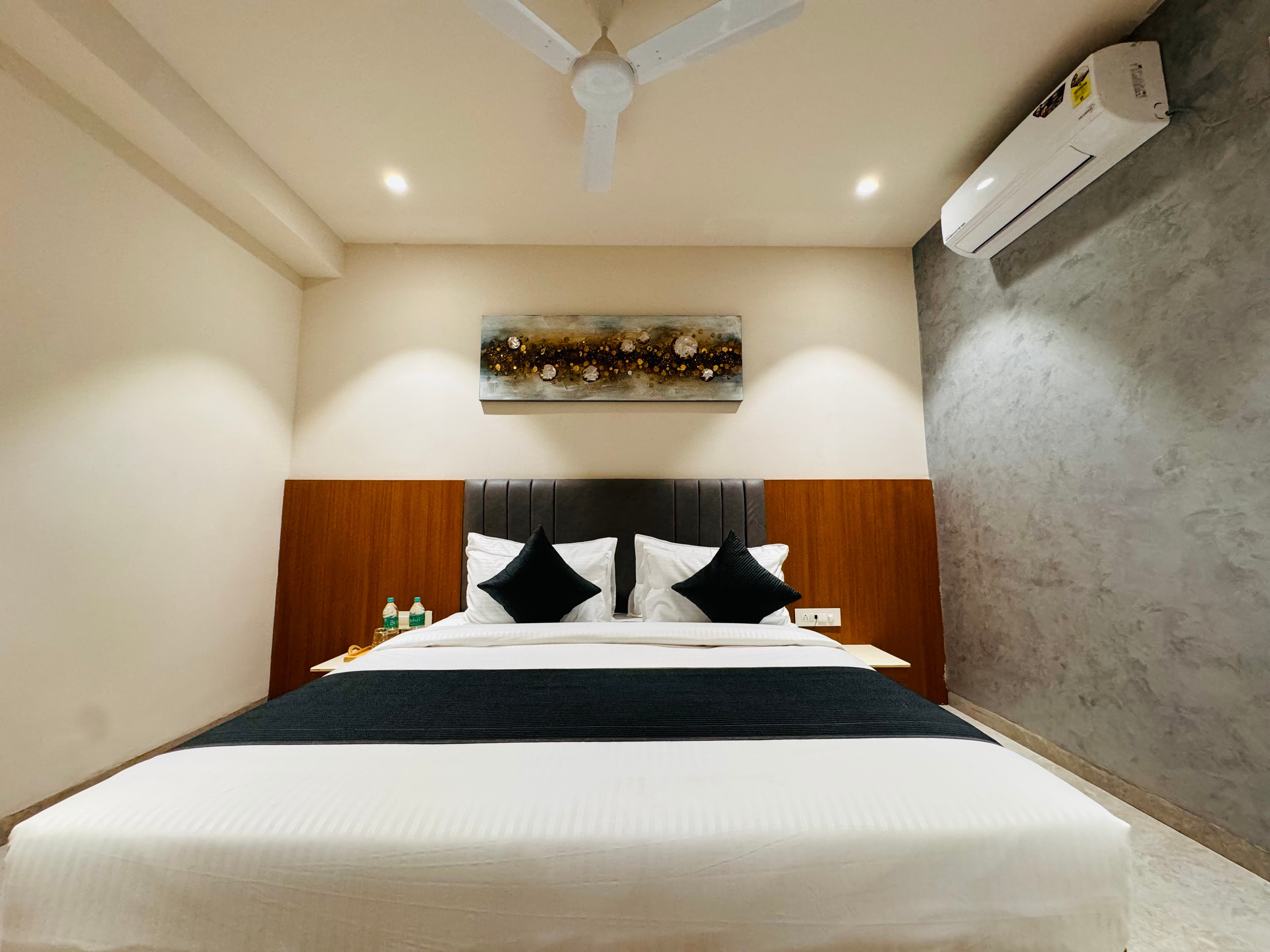Hotel Rudhav Palace - Tap to explore photos