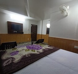 Karol Tiba Peak View Room