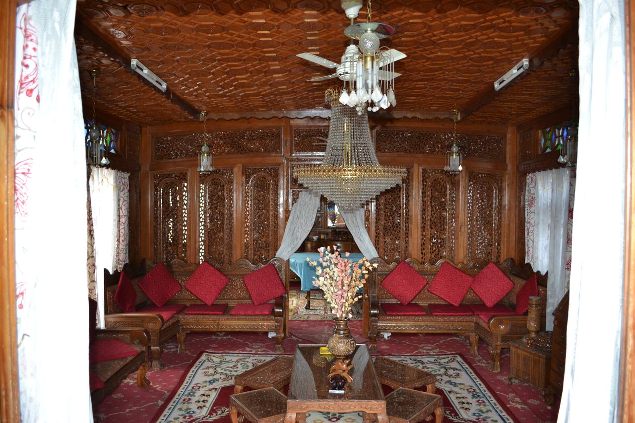 Houseboat Raj Mahal - Tap to explore photos