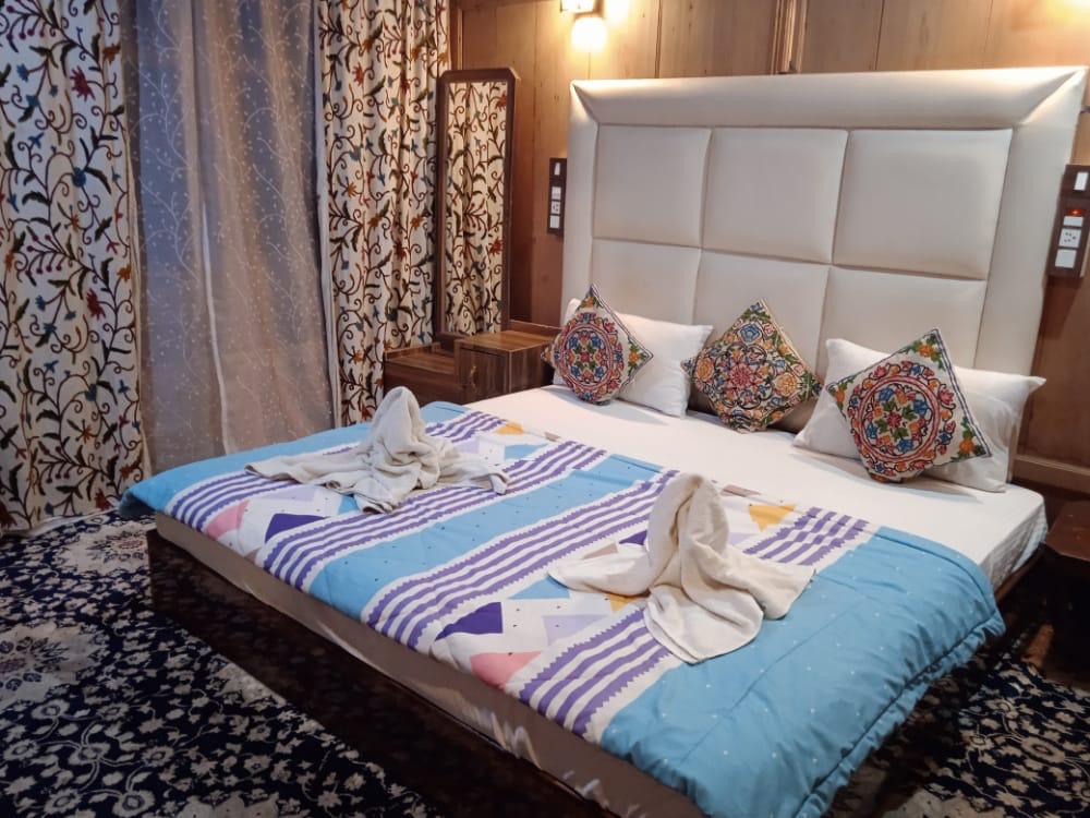 New Soul Kiss Group of Houseboats - Tap to explore photos
