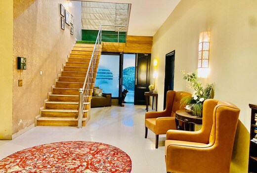 Spring Gardens farm Villa near Airport