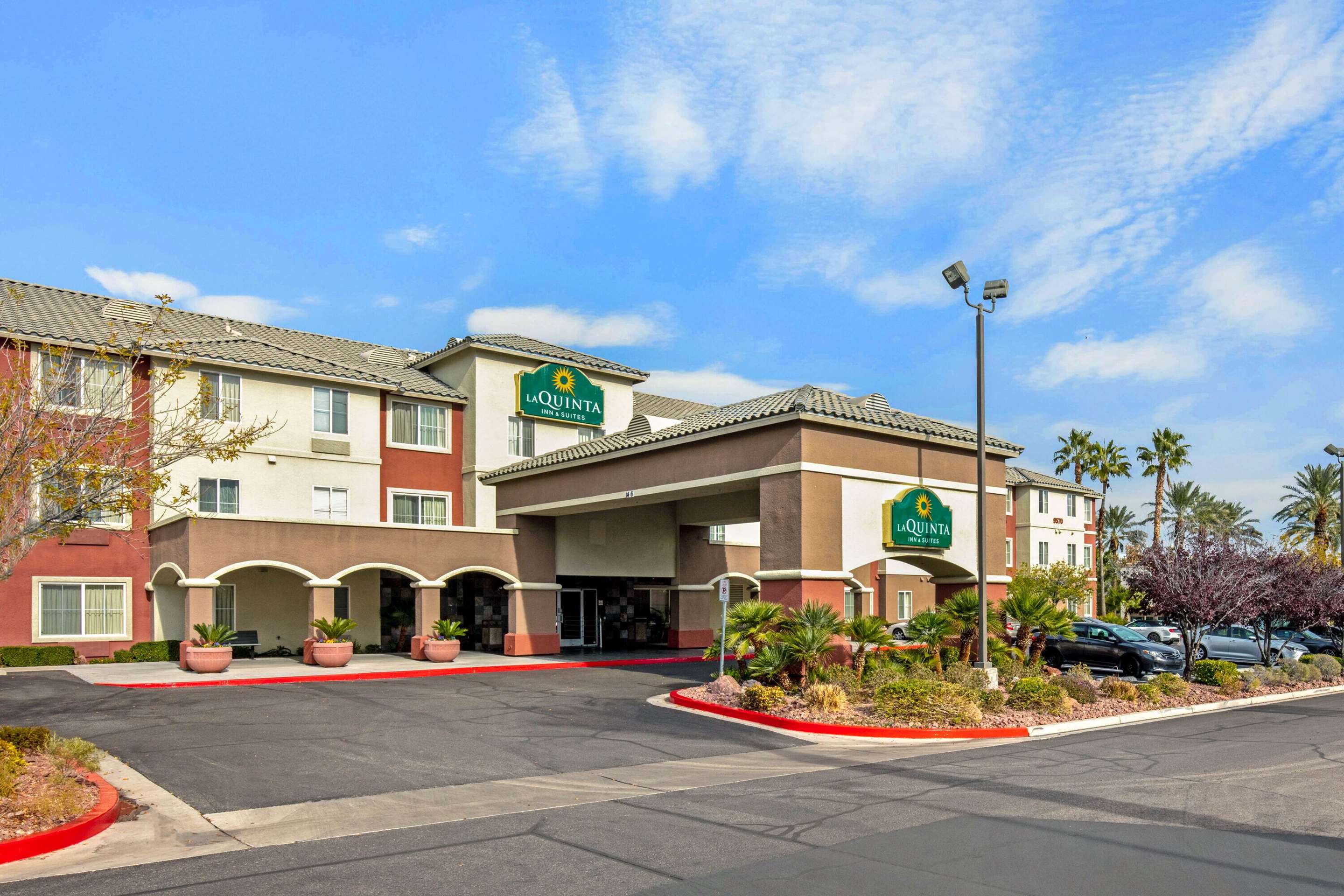 La Quinta Inn & Suites by Wyndham Las Vegas Red Rock - Tap to explore photos