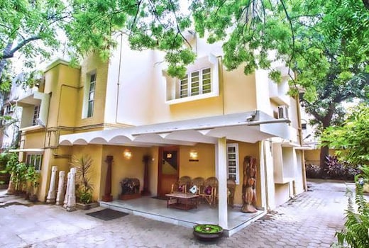 Hanu Reddy Residences Wallace Garden