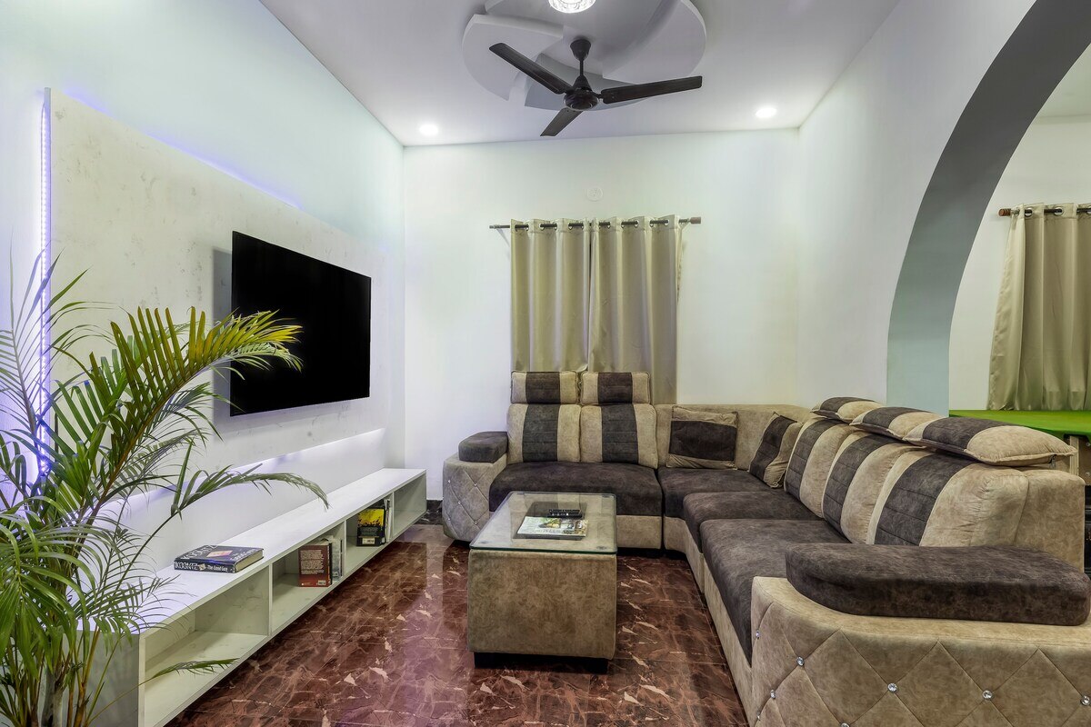 Phoenix with Massive pool 2KM-200MTR from Clubs - Tap to explore photos