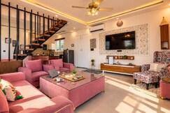 Musk Rose, A Pink-hued villa with pool & views, Dehradun