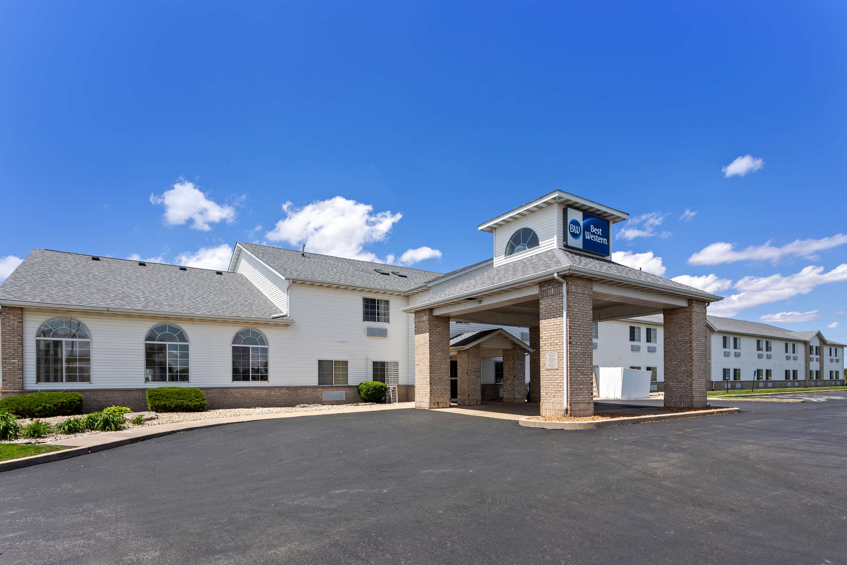 Best Western Oglesby Inn - Tap to explore photos