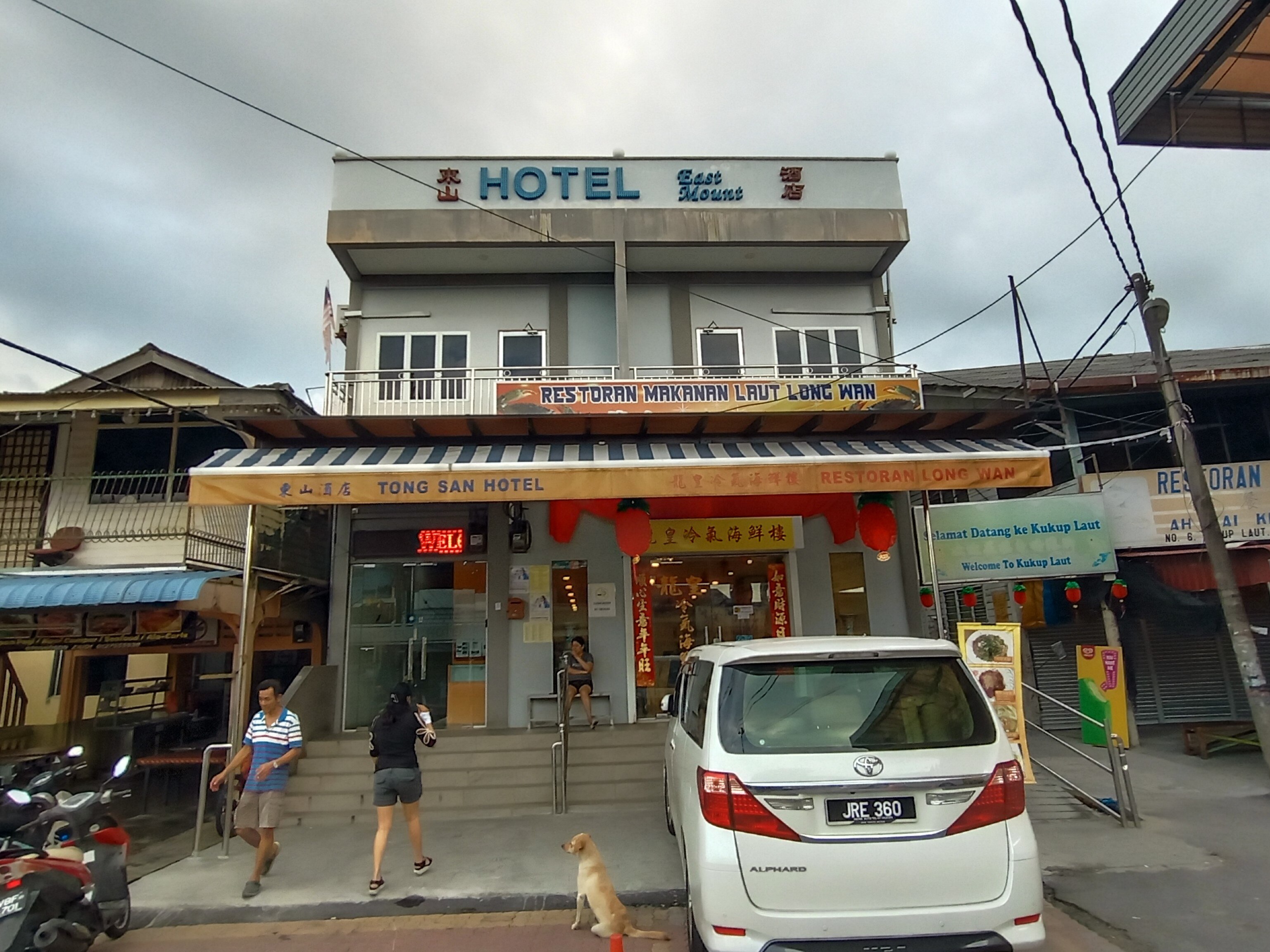 OYO 89915 East Mount Hotel - Tap to explore photos