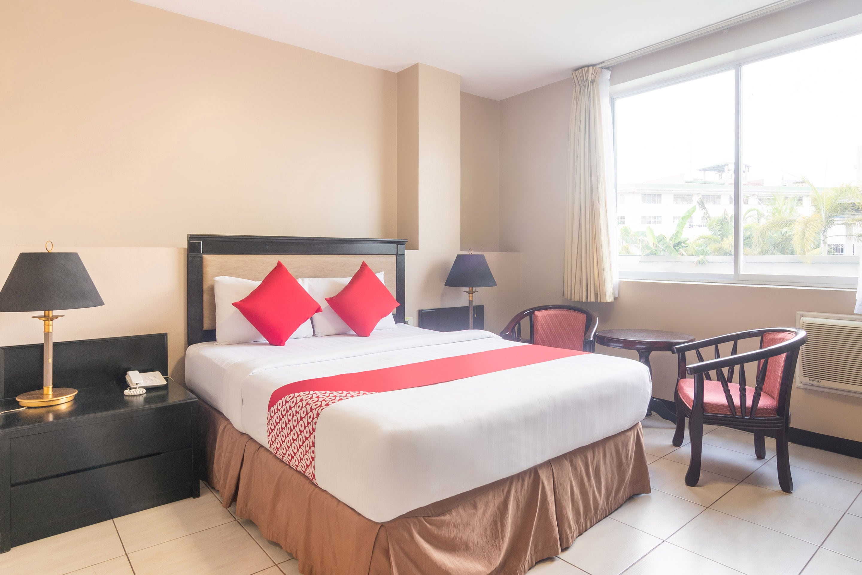 OYO 187 The Maxwell Hotel - Tap to explore photos