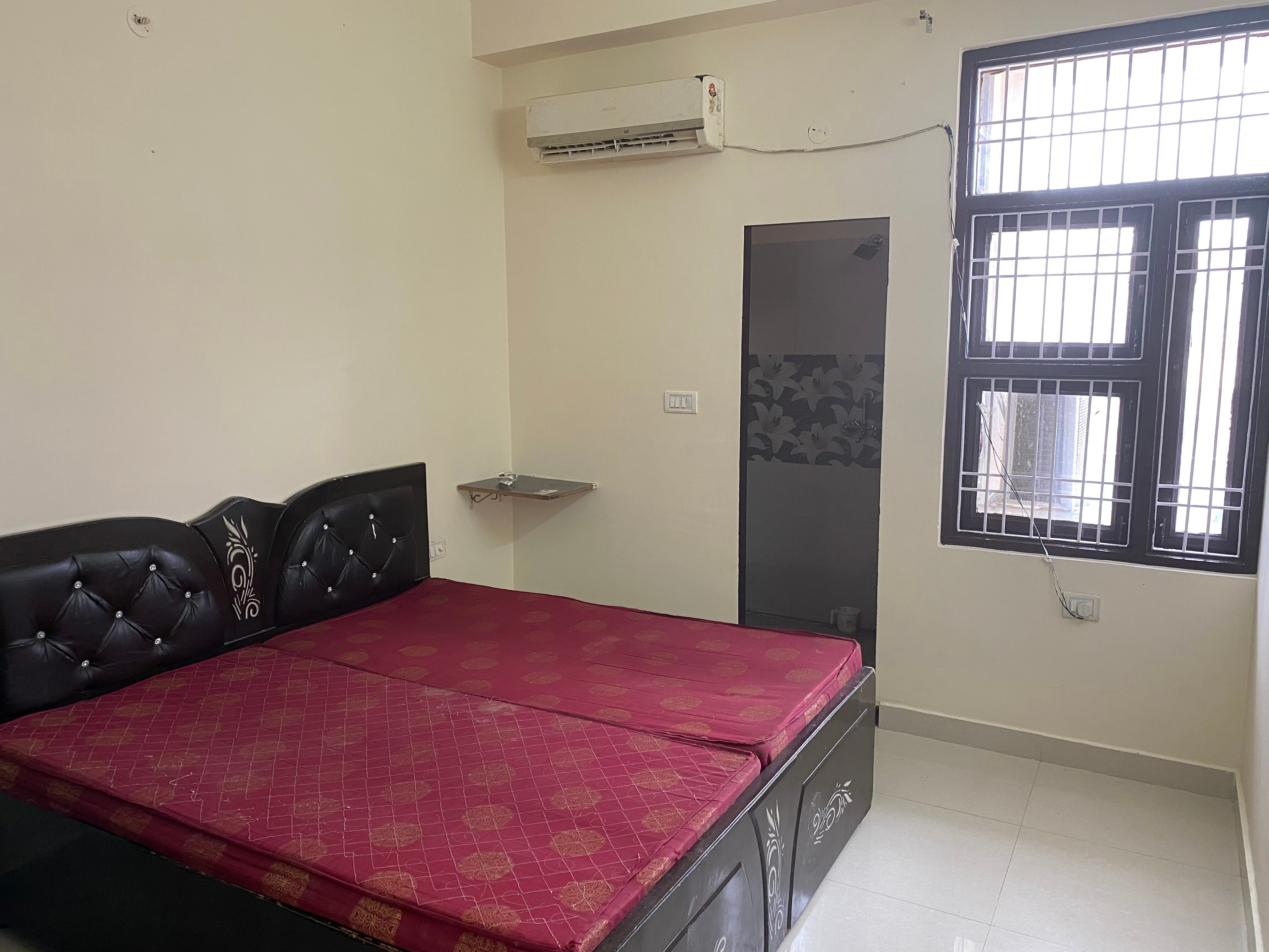 Tanishq apartment - Tap to explore photos